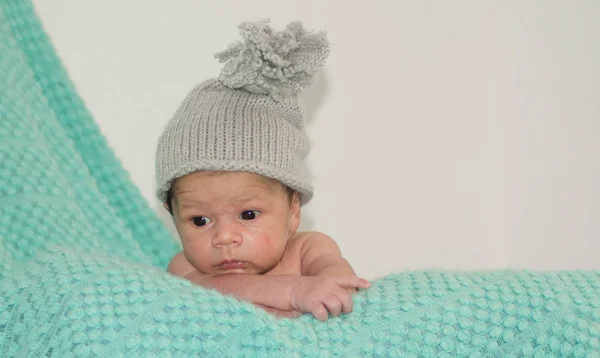 Niño Recién Nacido Semanas Con Sombrero Gris Espacio Copia Manta — Foto de Stock