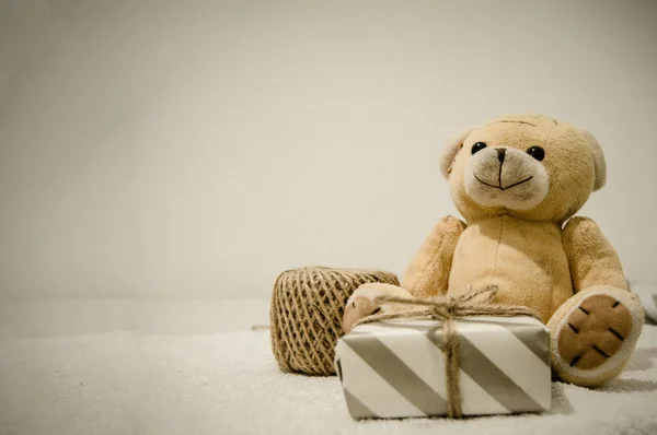 Teddybeer Vijfde Geschenk Doos Viering Ansichtkaarten Achtergrond Neutrale Kleuren — Stockfoto
