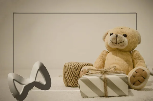 Teddybeer Vijfde Geschenk Doos Viering Ansichtkaarten Achtergrond Neutrale Kleuren — Stockfoto