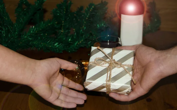 Άνδρας Gifting Ένα Δώρο Μια Γυναίκα Χέρια Μόνο Χριστούγεννα Νέο — Φωτογραφία Αρχείου