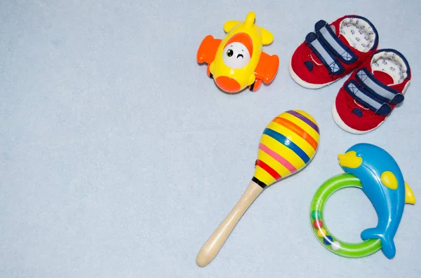 Masa üstü dekorasyonu bebek ayakkabıları ve oyuncakları. Düz yat, boşluğu kopyala