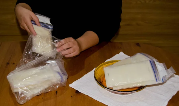 Mamma Förpackning Fryst Bröstmjölk Påse För Vidare Förvaring Frys Träbord — Stockfoto