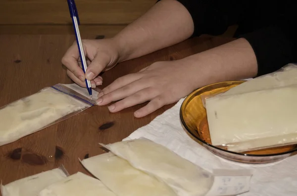 Moeder Die Ingevroren Moedermelk Verpakt Een Zak Voor Verdere Bewaring — Stockfoto