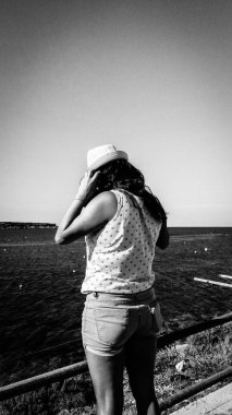 Genç kadın denize kilitleme ve onun yüzü siyah ve beyaz gizleme depresyon