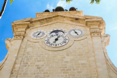 Valletta, Malta, septembar 26, 2017 - Moors saat tarihi saat kulesi Prens Alfred's Courtyard Grandmaster'ın Sarayı, bahçesinde üstüne düşmek