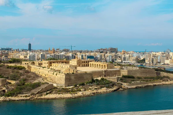 Valletta, Malta, Septembar 26, 2017 - Fort Hastings bahçeleri Valletta dan görüldüğü gibi Manoel.