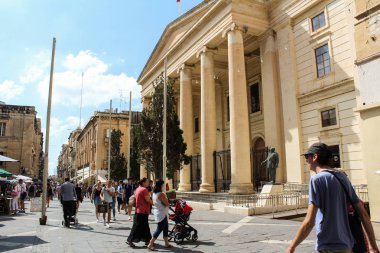Valletta Malta, 26 Eylül 2017 - neoklasik portik Adalet mahkemeleri - adliye, Cumhuriyet Caddesi'nde bulunan