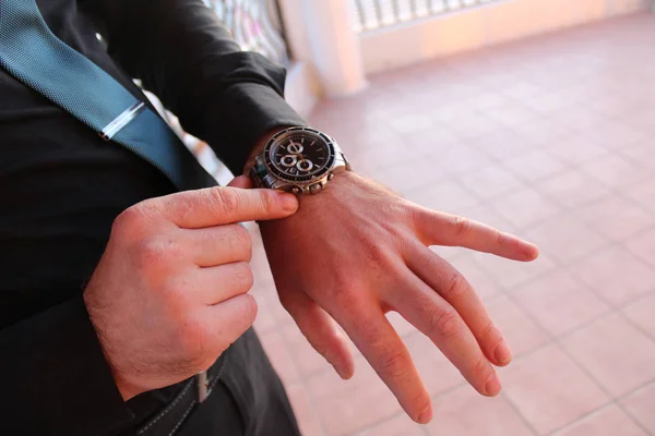 Podnikatel Černé Košili Zobrazující Čas Handwatch — Stock fotografie