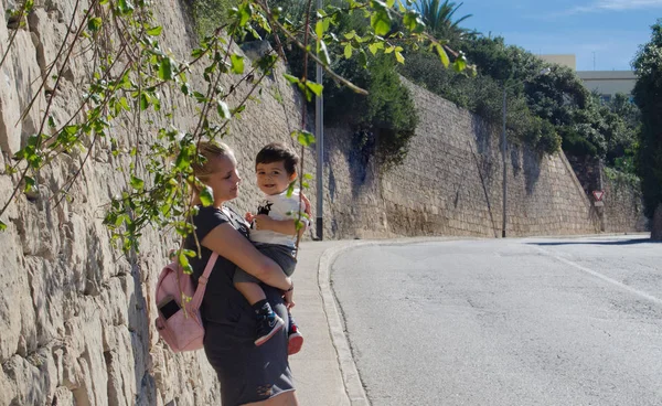 Madre Joven Con Hijo Año Medio Subiendo Colina Jugando Con — Foto de Stock