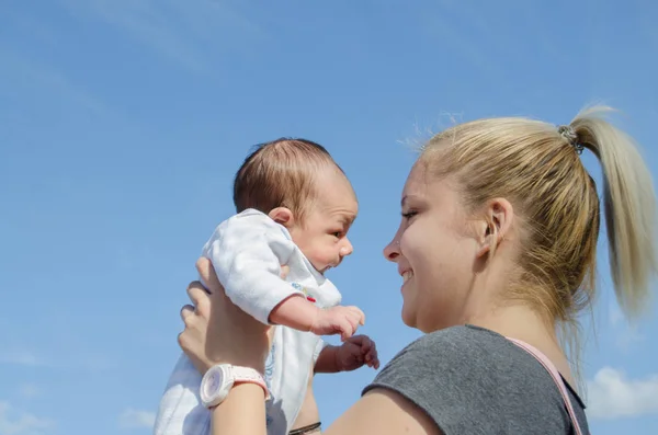 Jeune Maman Blonde Tenant Mois Bébé Garçon Ciel Bleu Jour — Photo