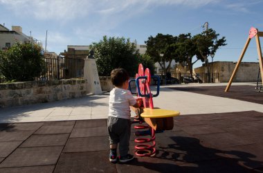 parkta - yalnız çocuk kavramı tek başına oynarken yürümeye başlayan çocuk