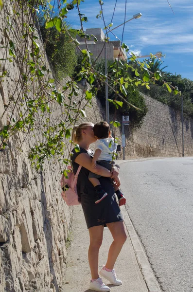 Giovane Madre Con Figlio Anno Mezzo Che Cammina Sulla Collina — Foto Stock