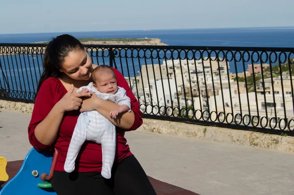 Madre Shirt Rossa Con Mano Neonato Mese Nel Parco Mare — Foto Stock