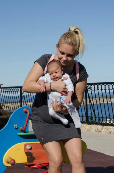 Giovane Madre Bionda Che Tiene Nel Parco Neonato Mese Mare — Foto Stock