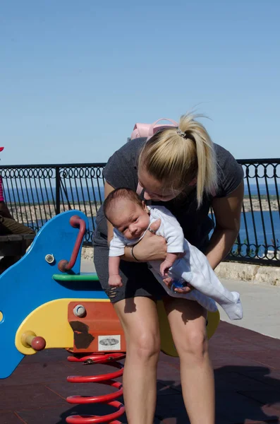 Joven Madre Rubia Sosteniendo Niño Recién Nacido Mes Parque Mar —  Fotos de Stock