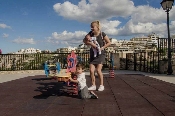 Jeune Mère Blonde Tenant Nouveau Jouant Avec Tout Petit Dans — Photo