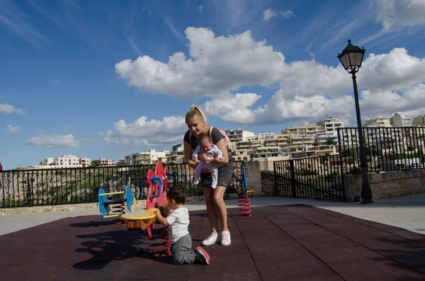 Giovane Madre Bionda Che Tiene Braccio Neonato Gioca Con Bambino — Foto Stock