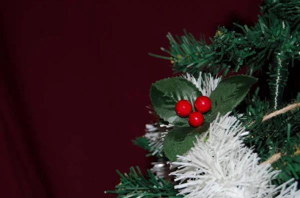 Fechar Foto Ornamento Natal Árvore Natal Vermelho Fundo Espaço Cópia — Fotografia de Stock