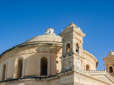 Mosta, Malta, 15 Aralık 2018 - Mosta Dome Katedrali (St Mary Kilisesi) Parish Kilisesi, varsayımı mavi gökyüzü, rotunda Meydanı