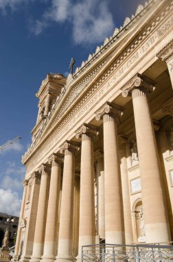 Mosta, Malta, 15 Aralık 2018 - Mosta Dome Katedrali (St Mary Kilisesi) Parish Kilisesi, varsayımı mavi gökyüzü, rotunda Meydanı