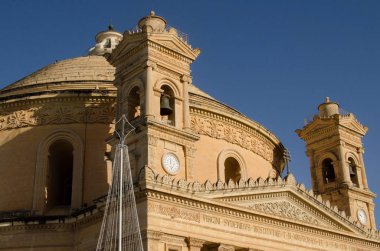 Mosta, Malta, 15 Aralık 2018 - Mosta Dome Katedrali (St Mary Kilisesi) Parish Kilisesi, varsayımı mavi gökyüzü, rotunda Meydanı