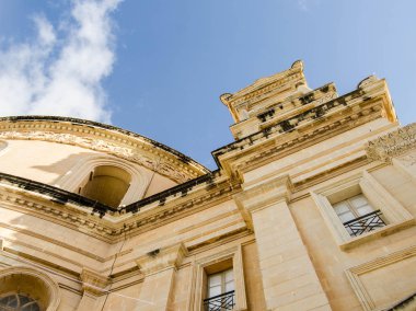Mosta, Malta, 15 Aralık 2018 - Mosta Dome Katedrali (St Mary Kilisesi) Parish Kilisesi, varsayımı mavi gökyüzü, rotunda Meydanı