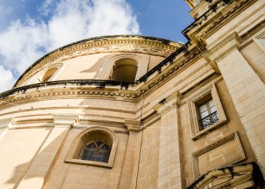 Mosta, Malta, 15 Aralık 2018 - Mosta Dome Katedrali (St Mary Kilisesi) Parish Kilisesi, varsayımı mavi gökyüzü, rotunda Meydanı