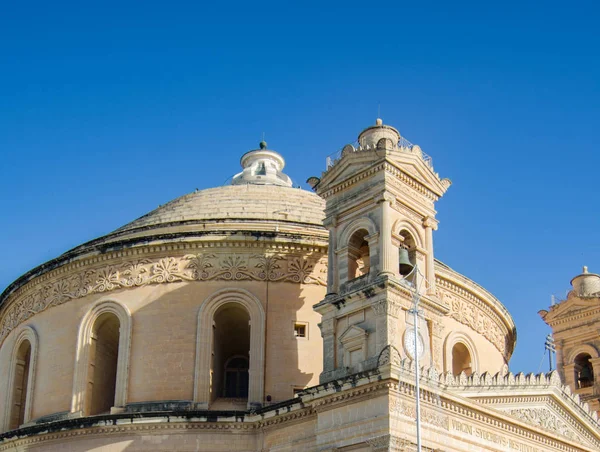 Mosta, Malta, 15 Aralık 2018 - Mosta Dome Katedrali (St Mary Kilisesi) Parish Kilisesi, varsayımı mavi gökyüzü, rotunda Meydanı