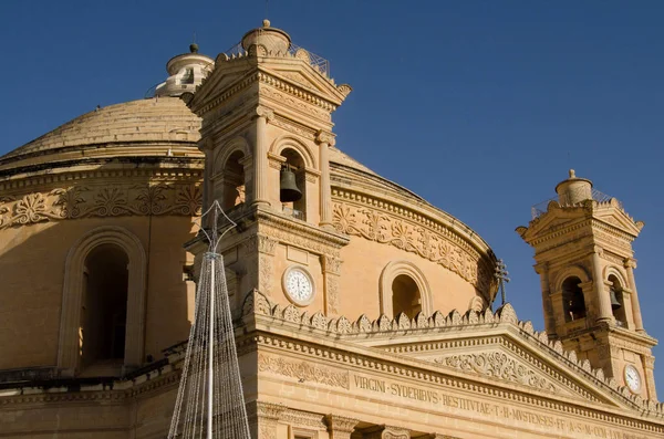 Mosta, Malta, 15 Aralık 2018 - Mosta Dome Katedrali (St Mary Kilisesi) Parish Kilisesi, varsayımı mavi gökyüzü, rotunda Meydanı