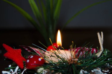 Yanan Mum ve Christmas dekorasyon kar ve ahşap arka plan, şenlikli ruh hali ile zarif düşük anahtar atış