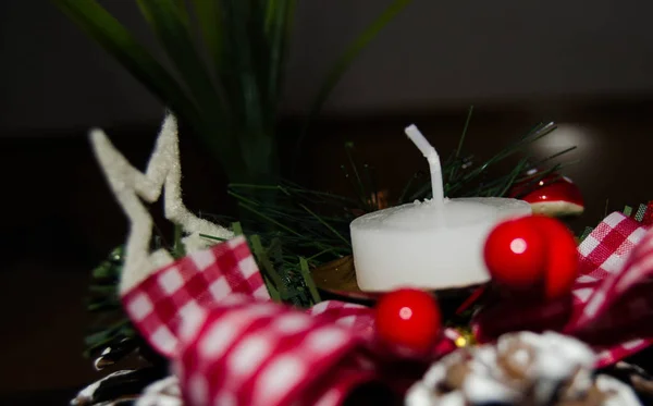 Vela Branca Decoração Natal Sobre Neve Fundo Madeira Tiro Discreto — Fotografia de Stock