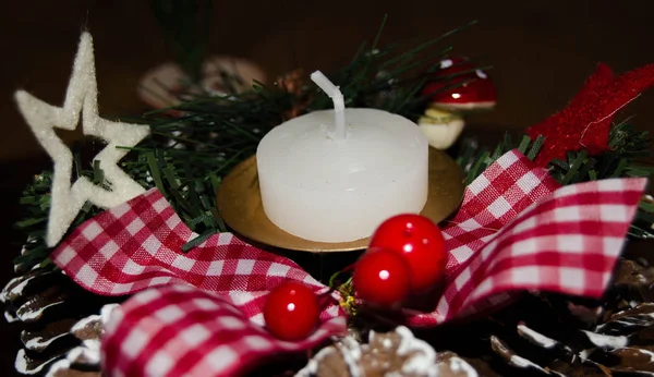 Vela Branca Decoração Natal Sobre Neve Fundo Madeira Tiro Discreto — Fotografia de Stock