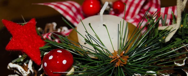 Vela Branca Decoração Natal Sobre Neve Fundo Madeira Tiro Discreto — Fotografia de Stock