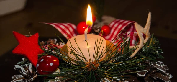 Vela Ardente Decoração Natal Sobre Neve Fundo Madeira Tiro Discreto — Fotografia de Stock