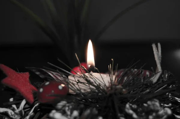 Vela Ardente Decoração Natal Sobre Neve Fundo Madeira Tiro Discreto — Fotografia de Stock