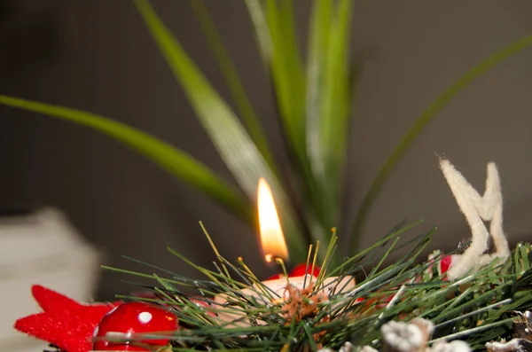 Brandende Kaars Kerstdecoratie Sneeuw Houten Achtergrond Elegante Low Key Schot — Stockfoto