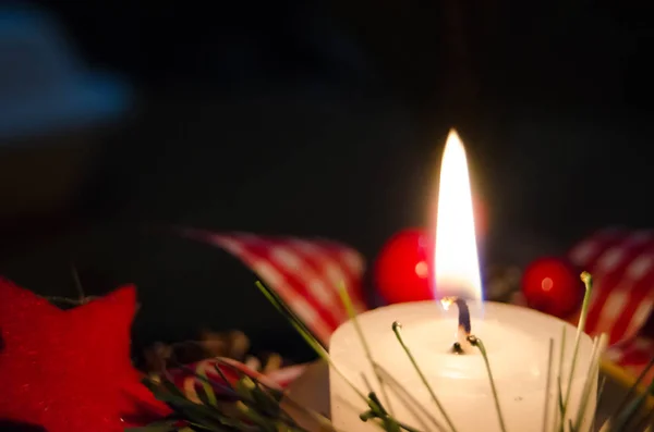 Καίγοντας Κερί Και Χριστουγεννιάτικη Διακόσμηση Πάνω Από Χιόνι Και Ξύλινο — Φωτογραφία Αρχείου