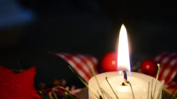 Bougie Ardente Décoration Noël Sur Fond Neige Bois Prise Vue — Video