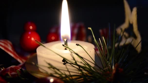 Vela Ardente Decoração Natal Sobre Neve Fundo Madeira Tiro Discreto — Vídeo de Stock