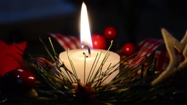 Brandende Kaars Kerstdecoratie Sneeuw Houten Achtergrond Elegante Low Key Schot — Stockvideo