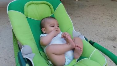 Fedai koyarak parmak içinde onun ağız içinde erkek bebek diş ve ayakları ile oynama