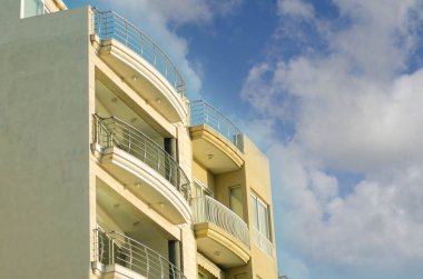 Malta St paul defne, cam balkon arka planda bulutlar ile mavi gökyüzü ile bina sarı top