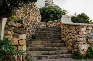 St pauls bay ağaç ve arka planda bina ile taş merdivenle