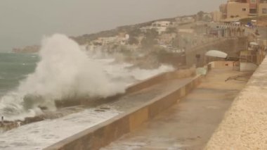 Büyük dalgalar deniz üzerinde sıçramasına rainny ve rüzgarlı hava dock