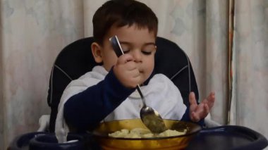 Bir buçuk yaşında bir çorba kaşığı ile tek başına yemek bebek
