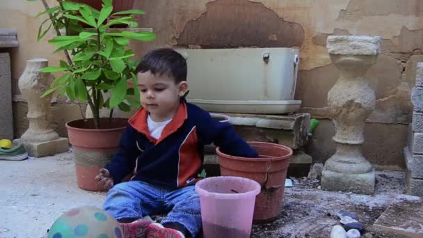 Um ano e meio de idade menino brincando com a sujeira — Vídeo de Stock