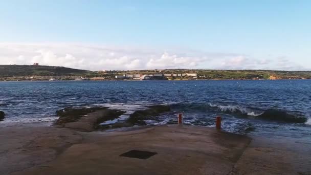 Μικρά κύματα στη θάλασσα αποβάθρα, στη σκιά στην ηλιόλουστη ημέρα: Mellieha — Αρχείο Βίντεο