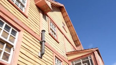 Üzerinde hiçbir yasaktır işareti olan pembe evde