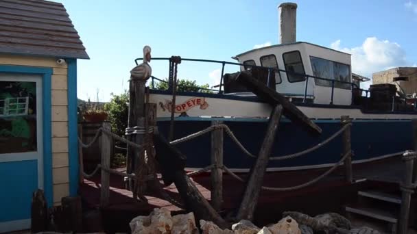 Mellieha, Malta, 30 de diciembre de 2018 - Barco en la entrada del set de películas Popeye Village — Vídeos de Stock