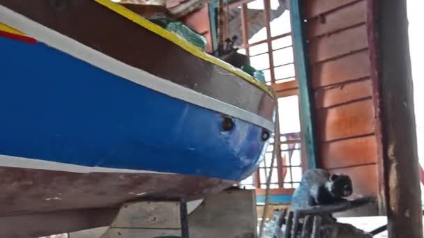 Mellieha, Мальта, 30 декабря 2018 - традиционная цветная мальтийская рыбацкая лодка, мальтийская луццу, с глазами Осириса — стоковое видео